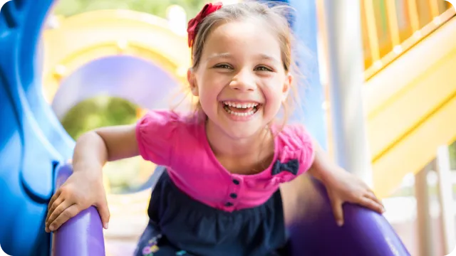 Niña jugando en el parque